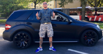 Bonez MC fast broke? Über 1 Million Euro auf einen Schlag weg! Bonez MC steht von einem Geländewagen und hält die Daumen hoch