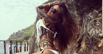 Krass! Schwesta Ewa deckt erstmals ihr Einkommen als Prostituierte auf! Schwesta Ewa in weißem Bikini mit Tattoos am Berg