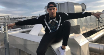 RAF Camora beweist Loyalität und Freundschaft! – Diese Aktion hat sich gelohnt! RAF Camora auf dem Dach eines Hauses