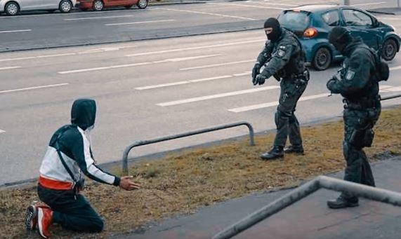 Bei Razzia in Hamm kniet Maxwell von der 187 Straßenbande vor Polizeibeamten mit Waffen