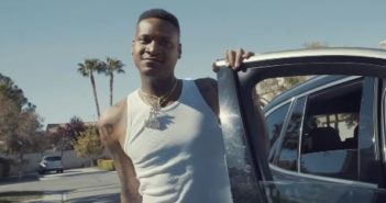 Wie 50 Cent: Deutscher Rapper Slim 400 überlebt 9 SCHÜSSE! Der Rapper Slim 400 steigt aus seinem Auto aus