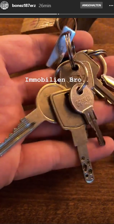 Bonez MC zeigt die Schlüssel von seinen Immobilien